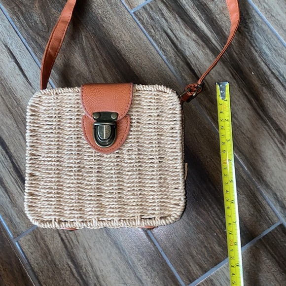 🎀Adorable Tan Woven Crossbody Bag! - Picture 10 of 10